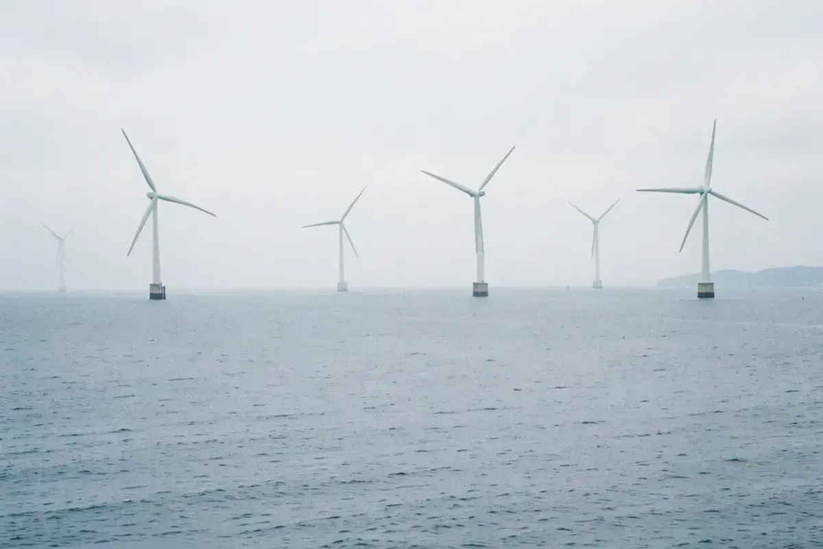 海上の風力発電機