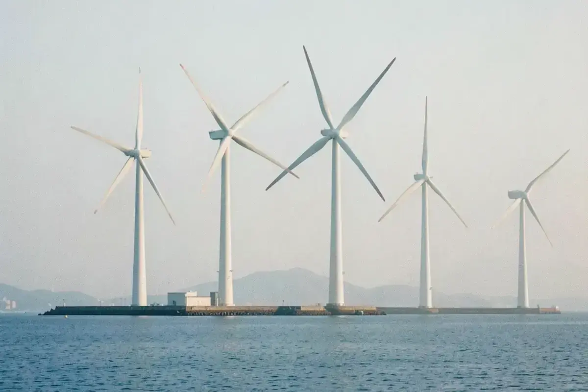 海沿いに立つ風力発電の風景